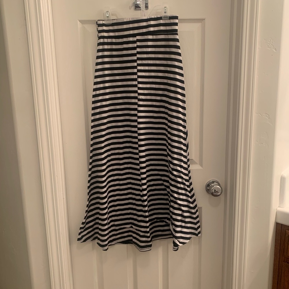 Long skirt, black and white